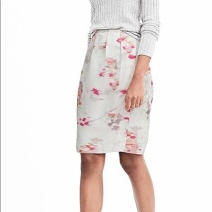 BANANA REPUBLIC pleated skirt. Size 2. White/Pink